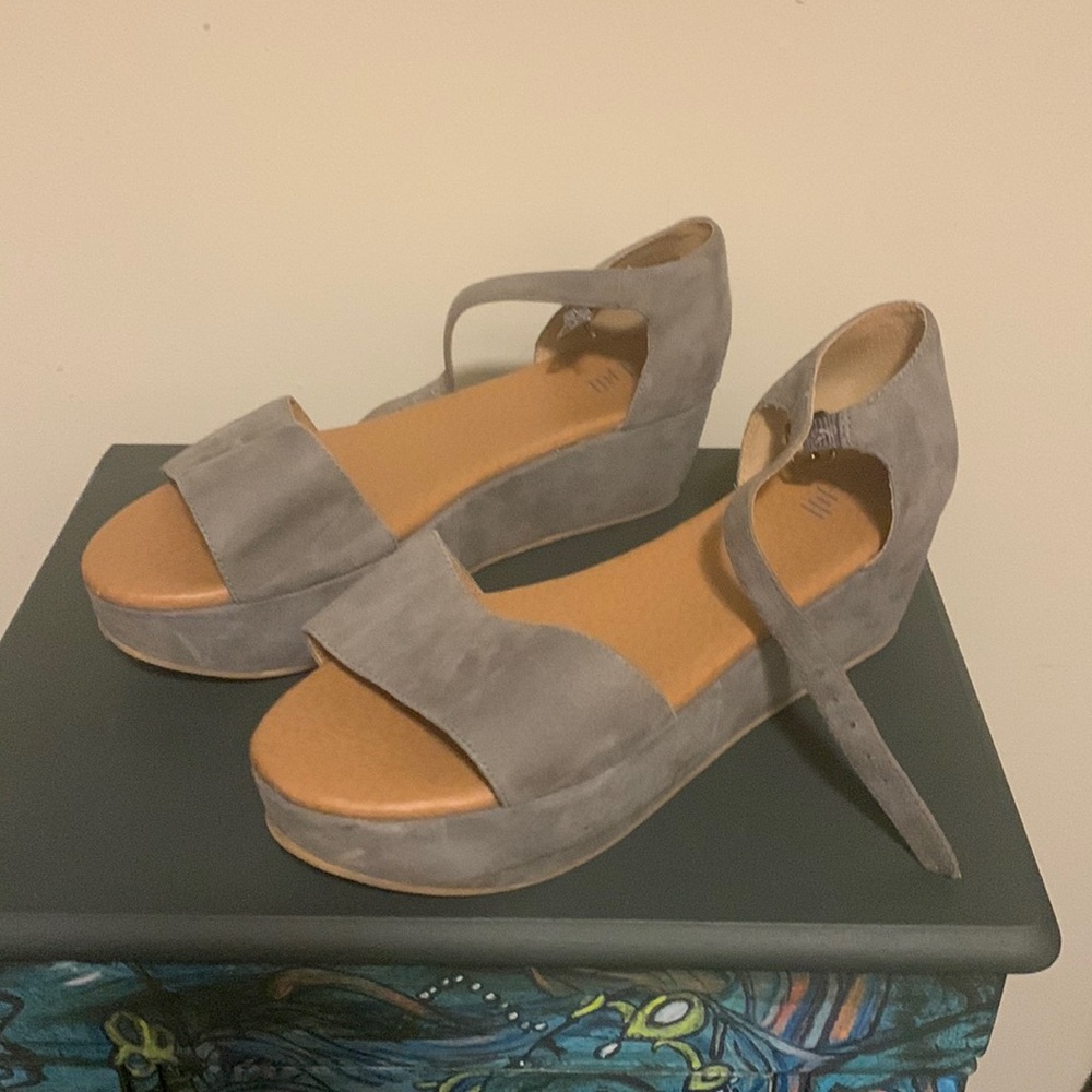 7.5 blue/grey platform sandals